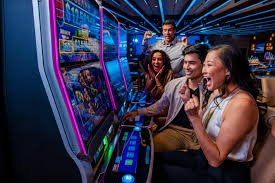 Detail fitur simbol Wild, Scatter, dan bonus mini game dalam Lucky Twins