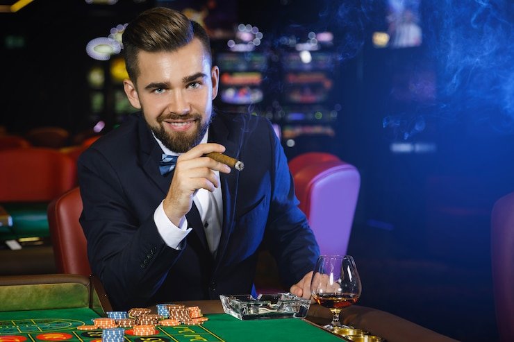 Meja Texas Poker dengan antarmuka astrototo menampilkan kartu dan pemain